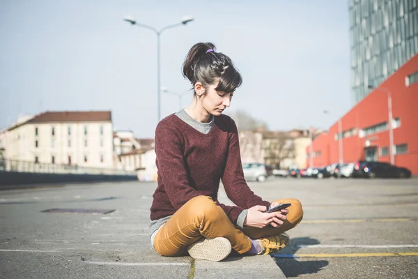 Frau benutzt Smartphone — Stockfoto