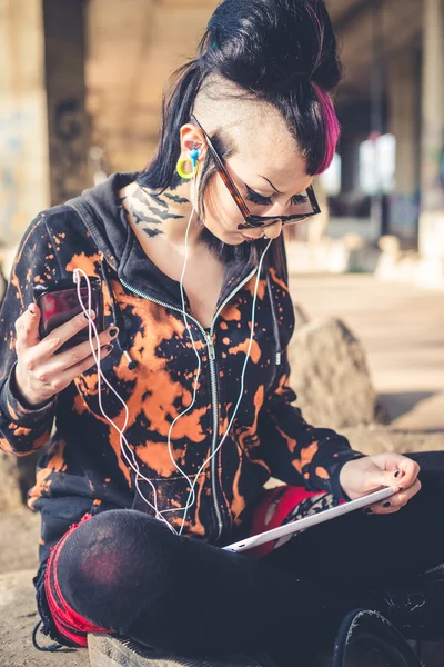 Dziewczyna punk za pomocą tabletu — Zdjęcie stockowe