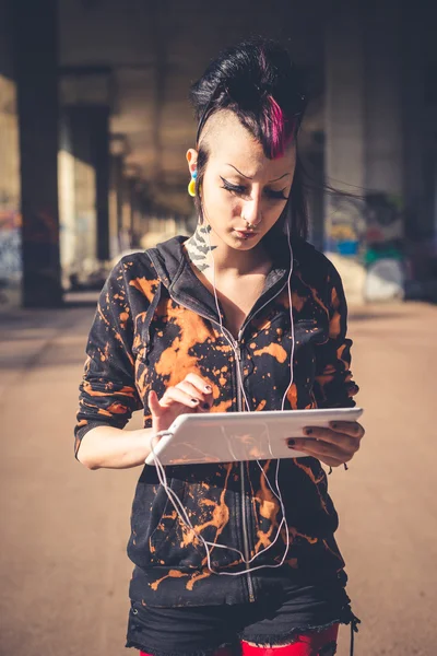 Punk tjej använder tablet — Stockfoto