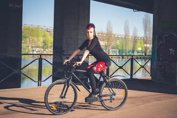 Mädchen fährt Fahrrad — Stockfoto