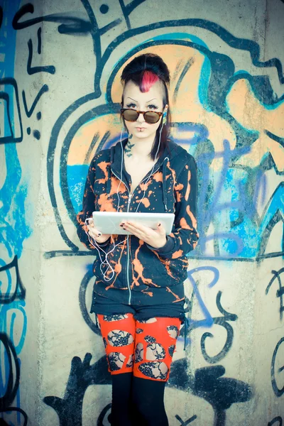 Punk-Mädchen mit Tablet — Stockfoto