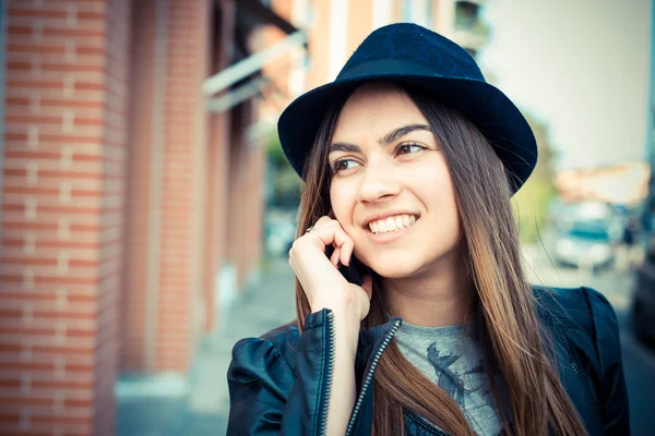 Mooie brunette jonge vrouw — Stockfoto