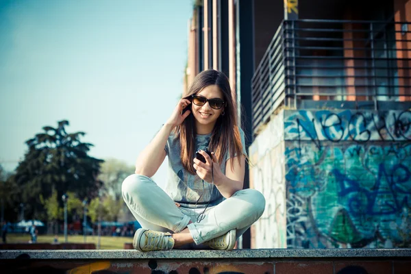 Mujer escuchando música —  Fotos de Stock