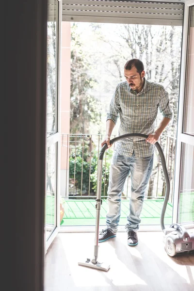 Uomo utilizzando hoover — Foto Stock