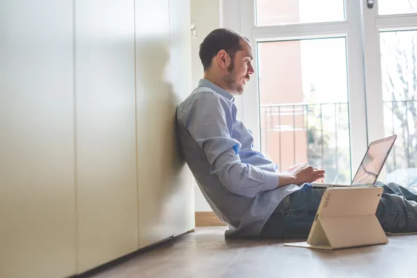 Multitasking multimedia man — Stock Photo, Image