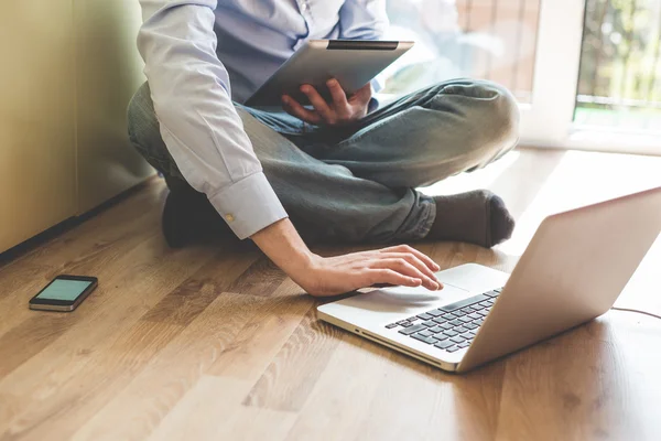 Multitasking multimedia man — Stock Photo, Image