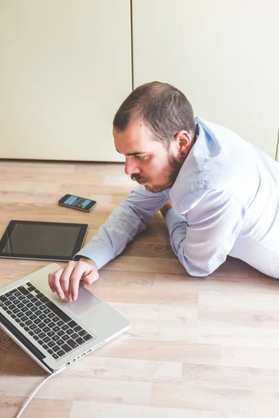 Multitasking multimediale uomo — Foto Stock