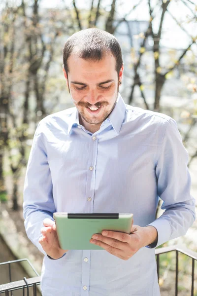 Multitasking multimediální muž — Stock fotografie