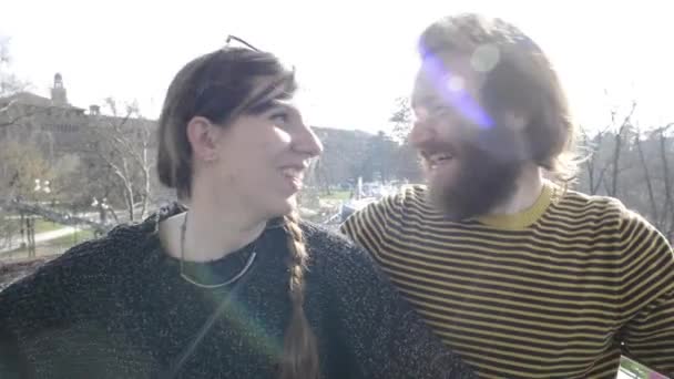 Couple dans le parc d'attraction — Video