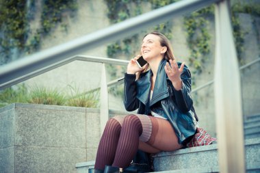 Akıllı telefon kullanan kadın