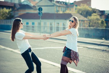 iki güzel kadın atlama