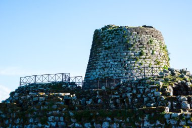 Sardunyalı nuraghe doğal peyzaj
