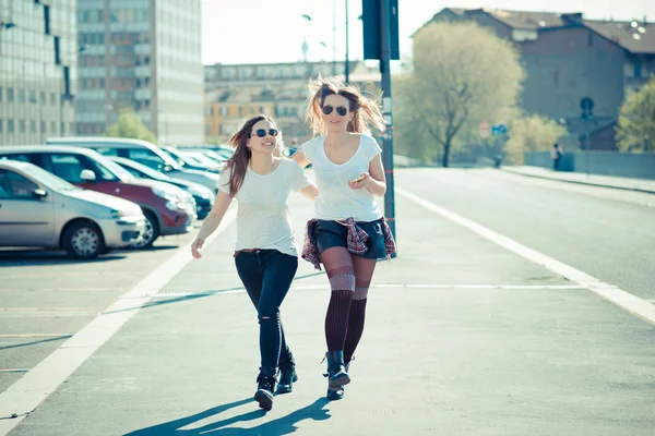 Two women using smart phone — Stock Photo, Image