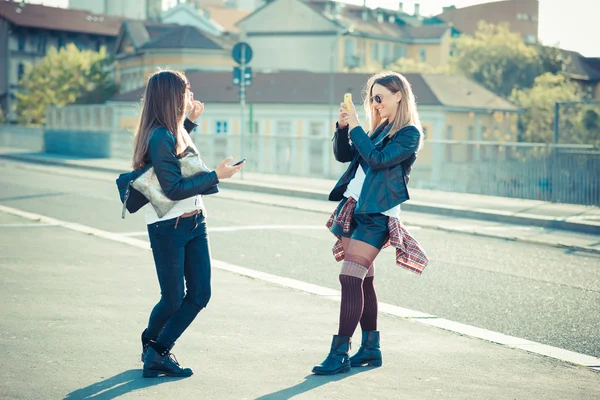 Δύο γυναίκες χρησιμοποιώντας έξυπνο τηλέφωνο — Φωτογραφία Αρχείου