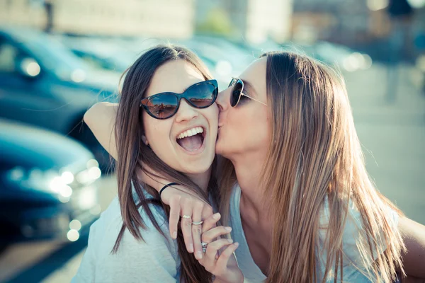 Zwei Frauen, die Spaß haben — Stockfoto