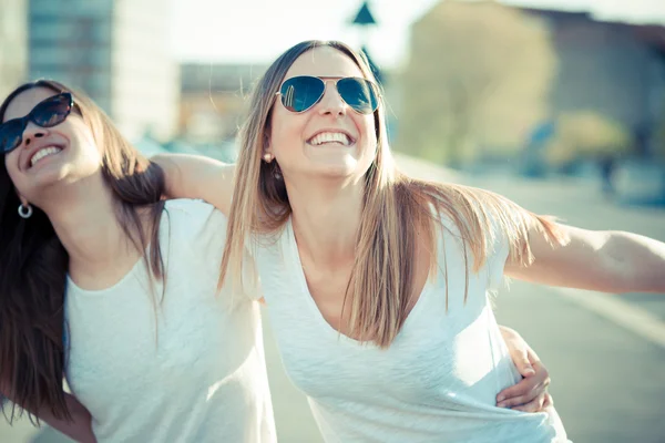 Dos mujeres divirtiéndose —  Fotos de Stock