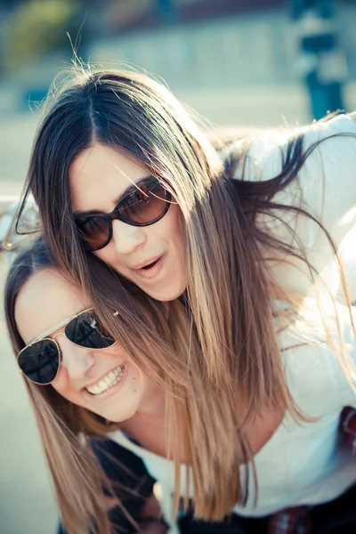 Twee vrouwen plezier — Stockfoto