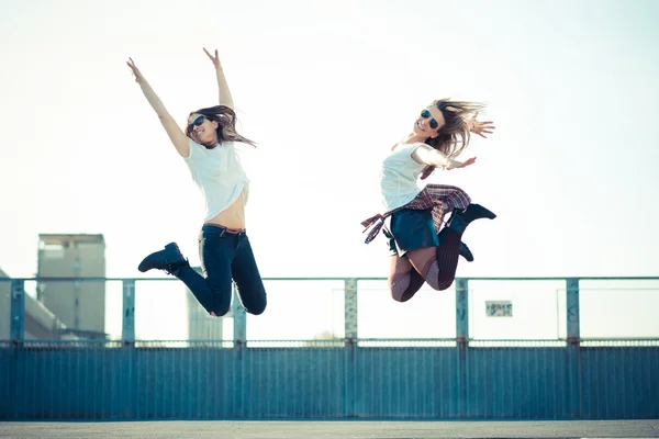 Deux belles femmes sautant — Photo