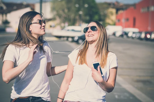 Two beautiful young women walking — Stock Photo, Image