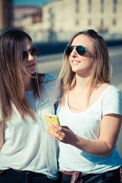 Duas belas mulheres jovens — Fotografia de Stock