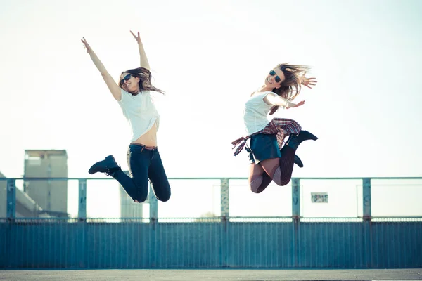 Twee mooie vrouwen springen — Stockfoto
