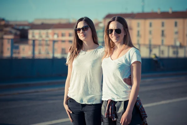 Twee mooie jonge vrouwen. — Stockfoto