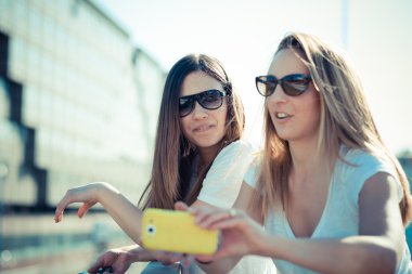 akıllı telefon kullanan kadın