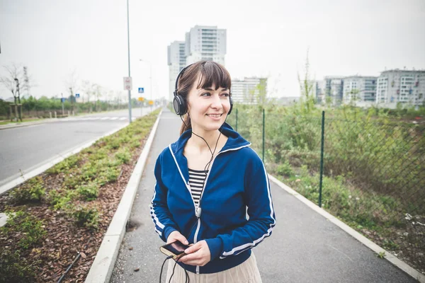Žena poslouchající hudbu — Stock fotografie