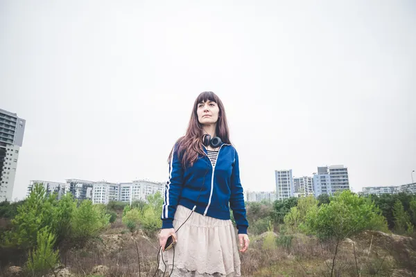 Vrouw in stedelijk landschap — Stockfoto