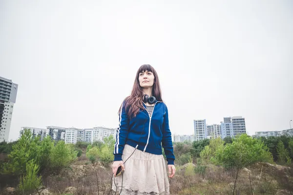 Woman in urban landscape — Stock Photo, Image