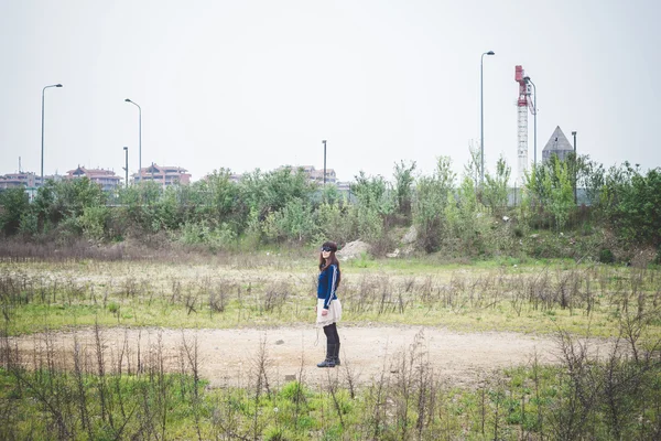 Vrouw in stedelijk landschap — Stockfoto