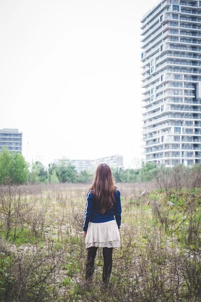 Mujer en paisaje urbano —  Fotos de Stock