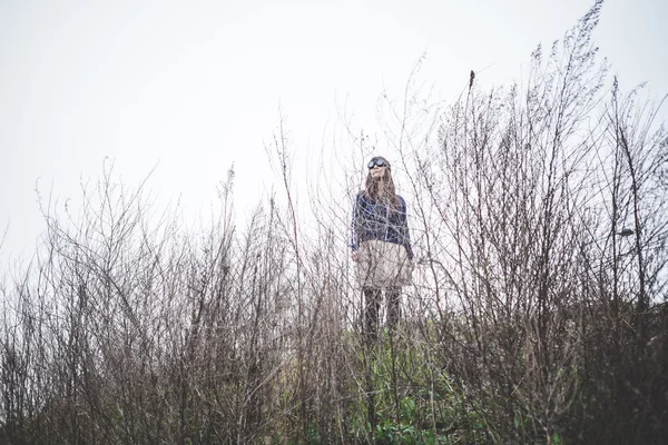 Frau in urbaner Landschaft — Stockfoto