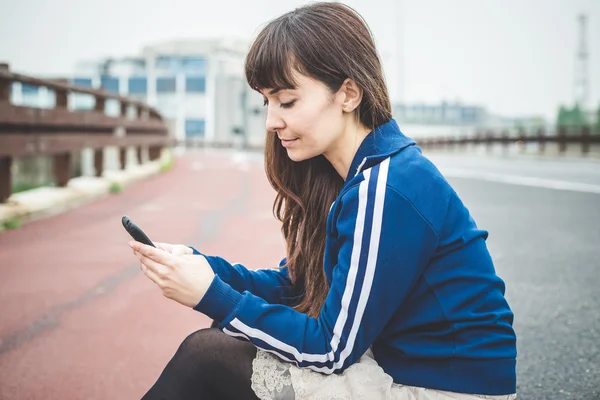 Kvinna med hjälp av smartphone — Stockfoto