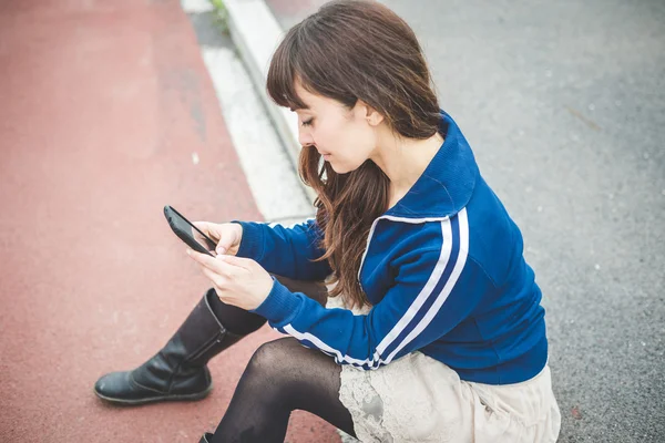 Frau nutzt Smartphone — Stockfoto