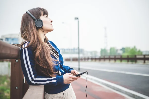 Mulher bonita ouvir música — Fotografia de Stock