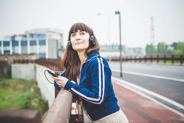 Bella donna ascolto musica — Foto Stock