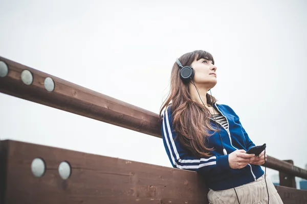 Gyönyörű nő hallgat zenét — Stock Fotó