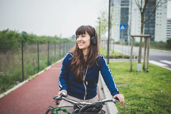 Piękna kobieta rowerzysta na rowerze — Zdjęcie stockowe