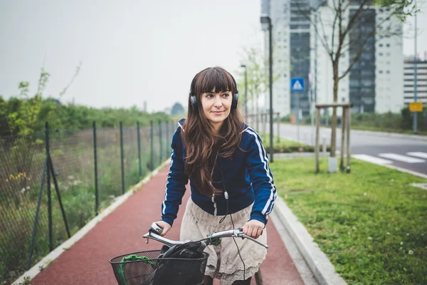 Krásná žena cyklista cyklistika — Stock fotografie