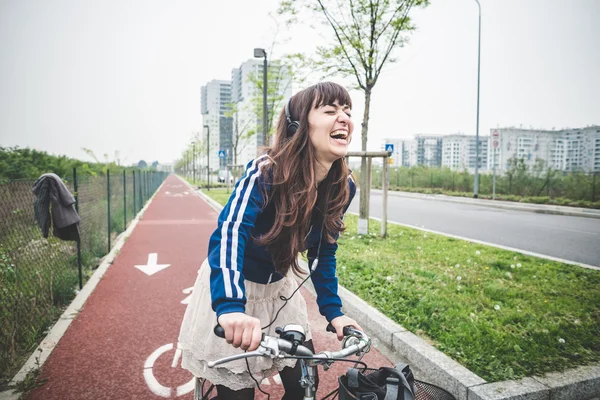 Güzel kadın motorcu Bisiklete binme — Stok fotoğraf