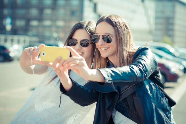 Frauen nutzen Smartphone — Stockfoto