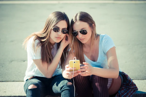 Mulheres usando smartphone — Fotografia de Stock