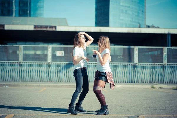 Twee jonge vrouwen dansen — Stockfoto