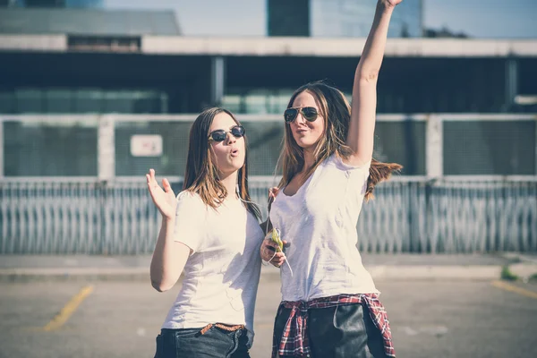 Twee jonge vrouwen dansen — Stockfoto