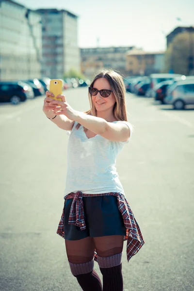 Giovane bella donna selfie — Foto Stock