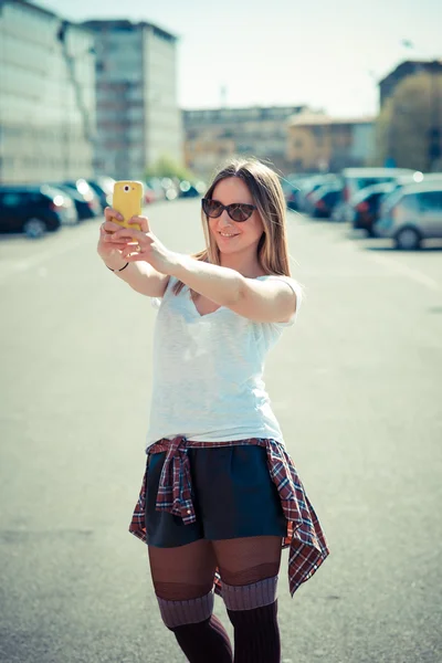 Młoda kobieta piękne selfie — Zdjęcie stockowe