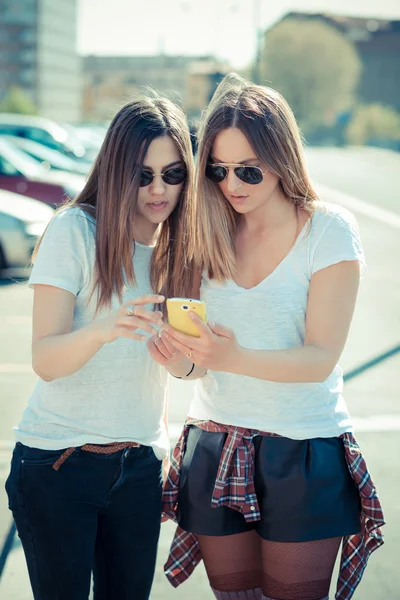Женщины, использующие смартфон — стоковое фото