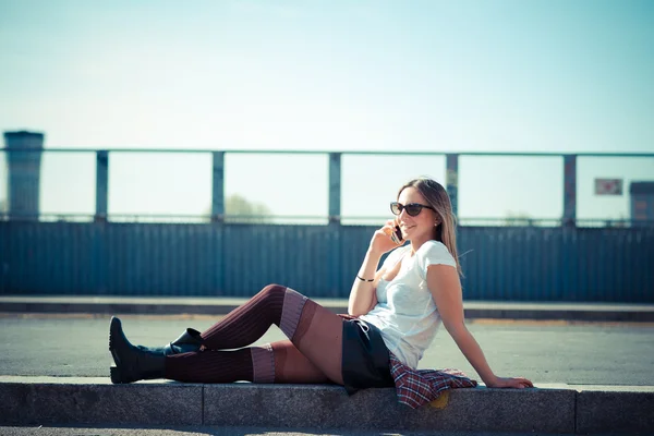 Young beautiful woman calling — Stock Photo, Image