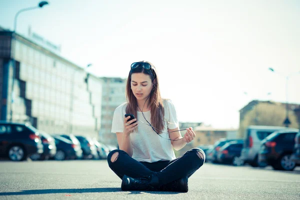 Mujer escuchando música — Foto de Stock